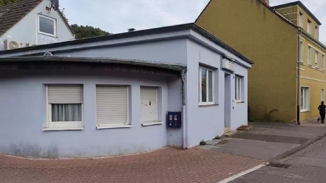 Almanya'da camiye çirkin saldırı! Kapısına gamalı haç çizildi, panjurları yakılmaya çalışıldı