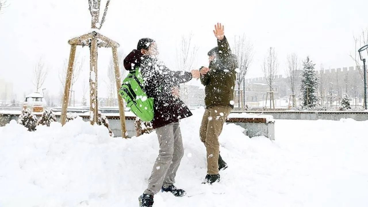 Eğitime kar ve fırtına engeli! Birçok ilde okullar tatil