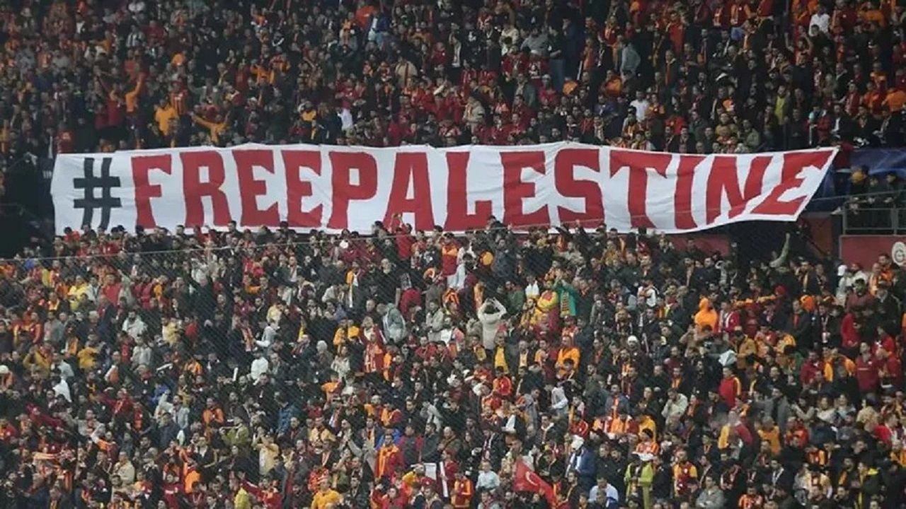 Galatasaray-Manchester United maçında "Özgür Filistin" pankartı