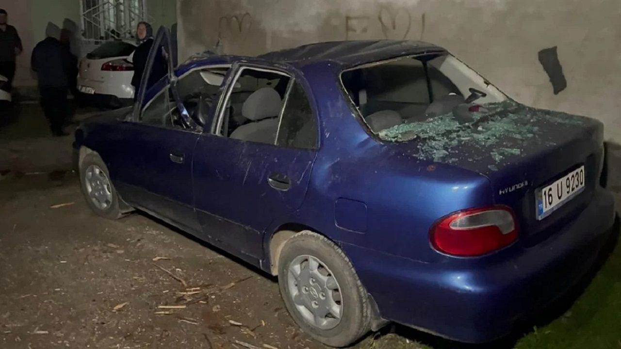 Bursa'da lodos hayatı felç etti: Ağaçlar devrildi, çatılar uçtu, 2 kişi yaralandı