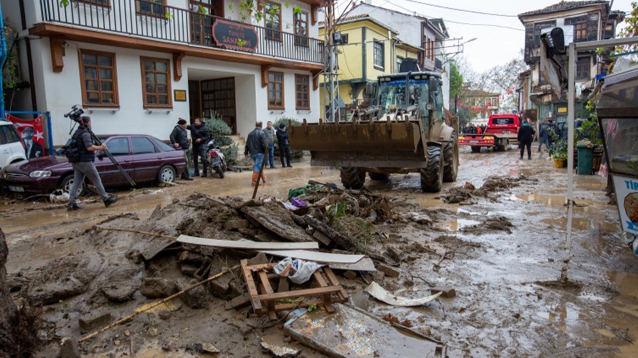 Tirilye'de taşkın sonucu 63 iş yeri, 21 ev ve 33 araçta hasar oluştu