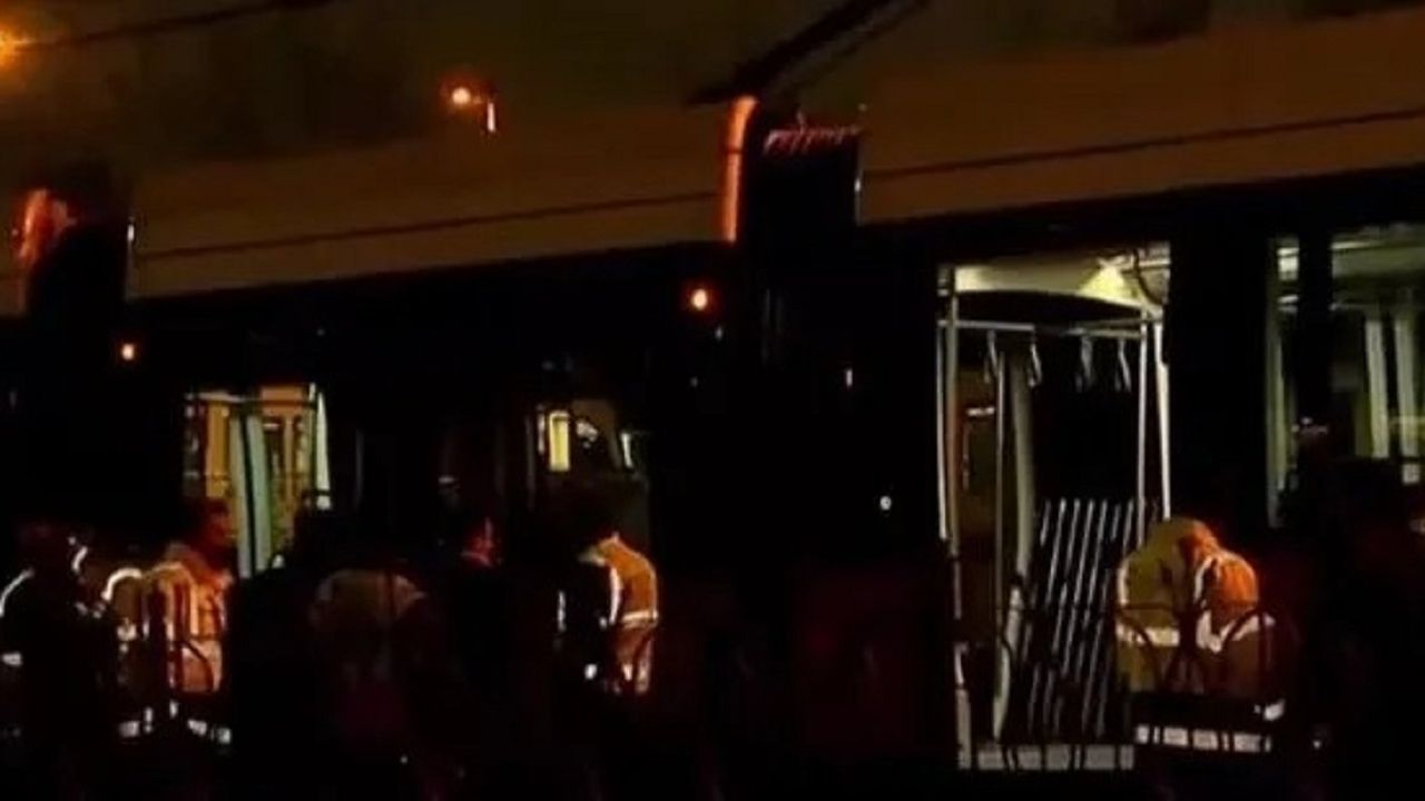 İstanbul'da iki tramvay kafa kafaya çarpıştı!
