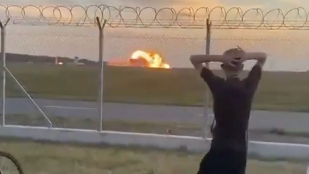 Polonya’da gösteri provası sırasında F16 savaş uçağı yere çakıldı