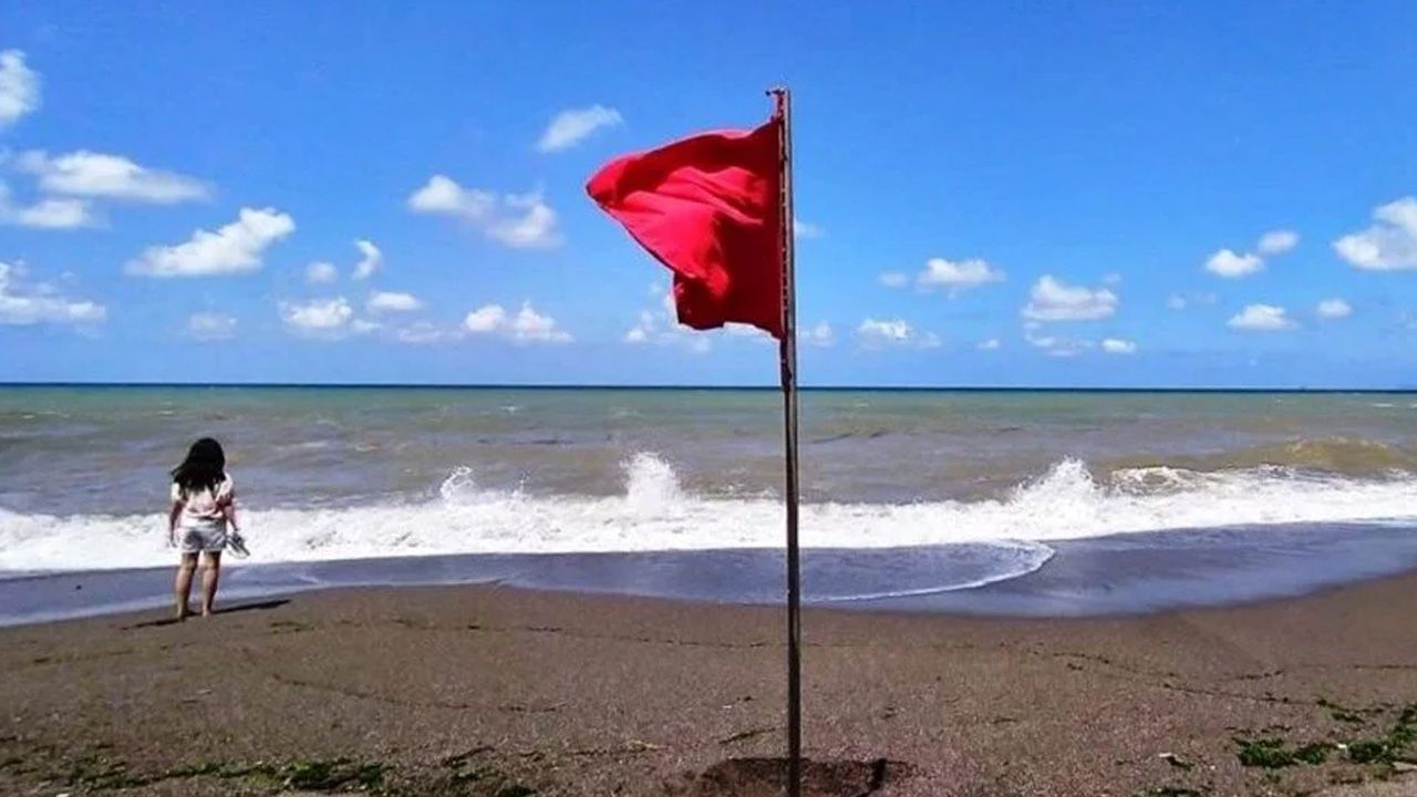Kırmızı bayrak asıldı!! O kentte denize girmek yasaklandı
