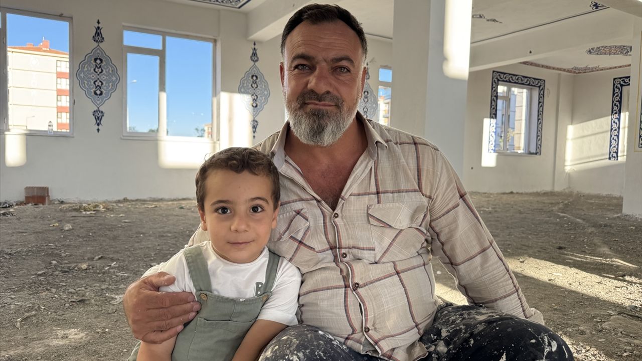 Şehit babasından örnek davranış: oğlunun hayrına okul ve camileri ücretsiz boyuyor