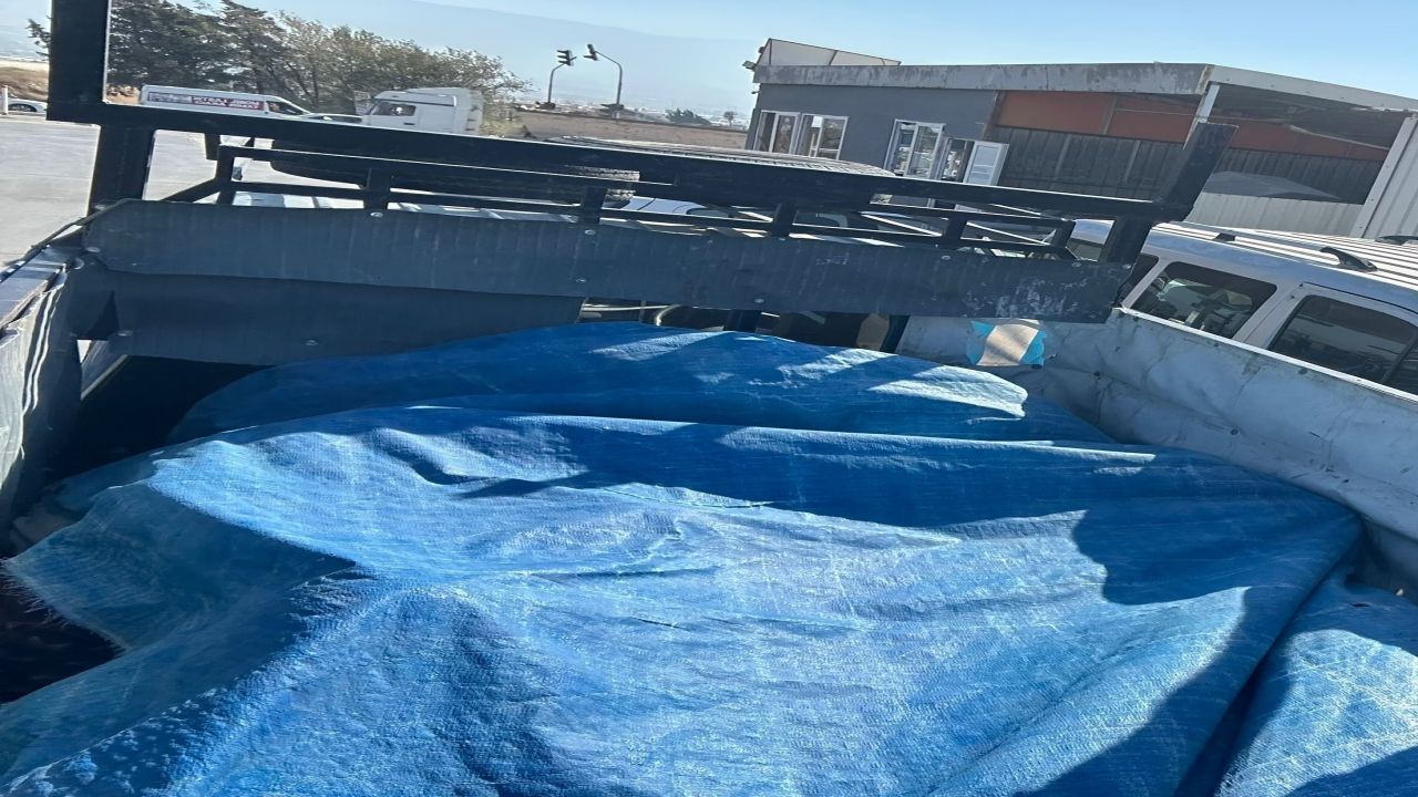 Pikap Kasasında Tente Altında Göçmen Yakalandı