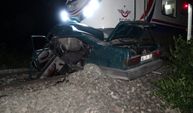 Malatya'da feci kaza: Trenin altında kalan otomobilin sürücüsü can verdi