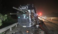 Anadolu Otoyolu’nda feci kaza: Demir borular tırın ön camından böyle çıktı