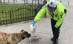 Konya'da polis memurunun merhameti içimizi ısıttı