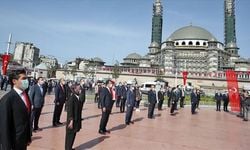 Taksim'deki Cumhuriyet Anıtında tören düzenleniyor