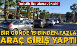 Turistik ilçe akına uğradı! Bir günde 15 binin üzerinde araç giriş yaptı