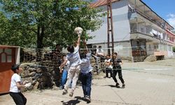 Kendi imkanlarıyla voleybol oynadılar