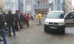 Hafif ticari araçla motosiklet çarpıştı: 2 yaralı