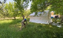 Mehmetçik deprem bölgesinde vatandaşlara destek oluyor