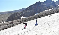 Erciyes'te sporcular yaz aylarında kayak yapmanın keyfini yaşıyor