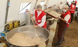 Aşevinde pişirdiği yemeklerle depremzedelerin yardımına koştu