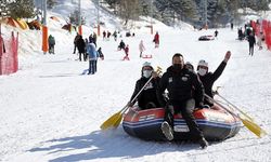 Yerli ve yabancı turistler kayak raftingi yaparak doyasıya eğlendi