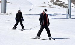 Kısıtlamadan muaf olan turistler kayak yapmanın keyfini çıkardı