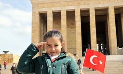 Küçük Hira Hulusi Akar'ın daveti üzerine Anıtkabir'i ziyaret etti