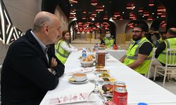 Bakan Karaismailoğlu, Göktürk istasyonunda işçilerle iftar yaptı