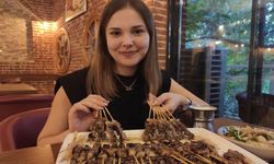 54 kiloluk genç kız, 43 dakikada 240 çöp şiş yedi! 13 bin TL'lik ödülü kazandı