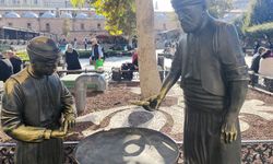 Eminönü’ndeki simitçi heykelinin bronz simitleri çalındı