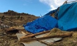 Giresun'da fırtına çatıları uçurdu