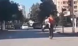 Antalya'da bir anne bebeğini scooterda taşıyarak canını hiçe saydı