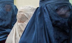 Taliban görevlisi, burka giymeyen kız öğrencileri kırbaçladı