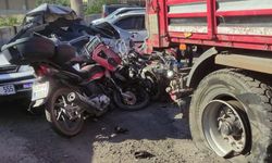 Hatay'da freni boşalan TIR, otomobil ile 15 motosikleti ezdi