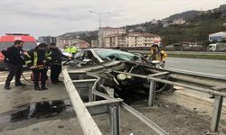 Rize'de refüje çarpan otomobilin sürücüsü hayatını kaybetti