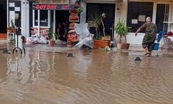 İzmir'de sağanak hayatı felç etti! Yollar göle döndü, iş yerleri sular altında kaldı