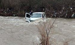 Kastamonu'da sel esnasında dereyi araçlarıyla geçmeye çalışan 3 kişi ölümden döndü