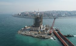 Kız Kulesi'nin restorasyon öncesi fotoğraflarında, betonda deniz kumu ve midye kabuğu ortaya çıktı