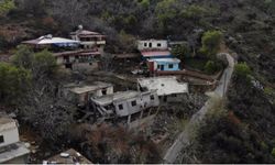 Deprem sonrası dağdan kopan kayalar köyü yıktı