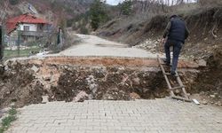 Deprem sırasında oluştu! 1,5 metre çöken yol mahalleyi ikiye ayırdı