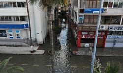 İskenderun'da deniz seviyesi yükseldi, esnaf deniz suyu tahliye ediyor