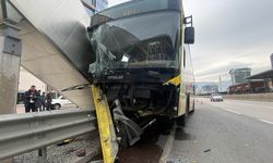 Bursa'da belediye otobüsü bariyerlere ok gibi saplandı: 1'i ağır 5 yaralı