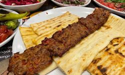 10 çeşit meze ile servis ediliyor: Adana kebap iftarda hem gözü hem de mideyi doyuruyor