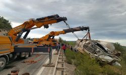 Lastiği patlayıp şarampole devrilen beton mikseri kurtarıldı