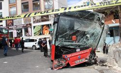 Kayganlaşan yolda kontrolden çıkan belediye otobüsü kaza yaptı