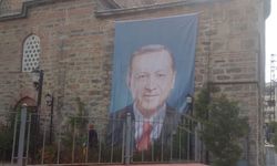 Camiye Cumhurbaşkanı Erdoğan posteri astılar