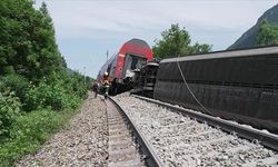 Demiryolu işçilerine tren çarptı: Ölü ve yaralılar var