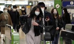 Maske zorunluluğunun sona erdiği Japonya'da gülümseme eğitimleri başladı