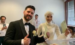 Almanya'da evlilik yolunda olan genç çift nikah öncesi oy kullandı