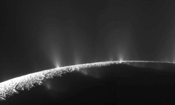 Satürn'ün uydusu Enceladus'tan buhar bulutu görüldü