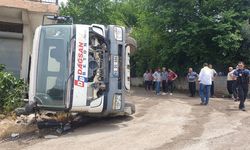 Osmaniye'de yol çöktü: Beton mikseri devrildi