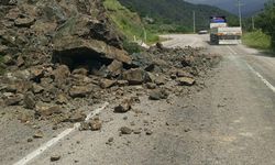 Dağdan kopan parçalar yolu kapattı