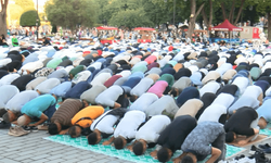 Ayasofya doldu taştı! Binlerce kişi bayram namazı için akın akın camilere gitti