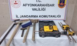 Şarjlı matkap ile define arayan 3 kişiyi jandarma yakaladı